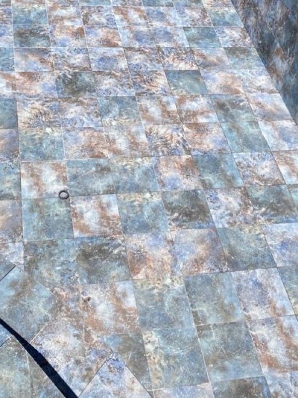 Construction de piscine traditionnelle à fond plat et mosaïque sur mesure à Cuges les Pins